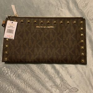 MICHAEL KORS LARGE BEDFORD STUDDED CLUTCH